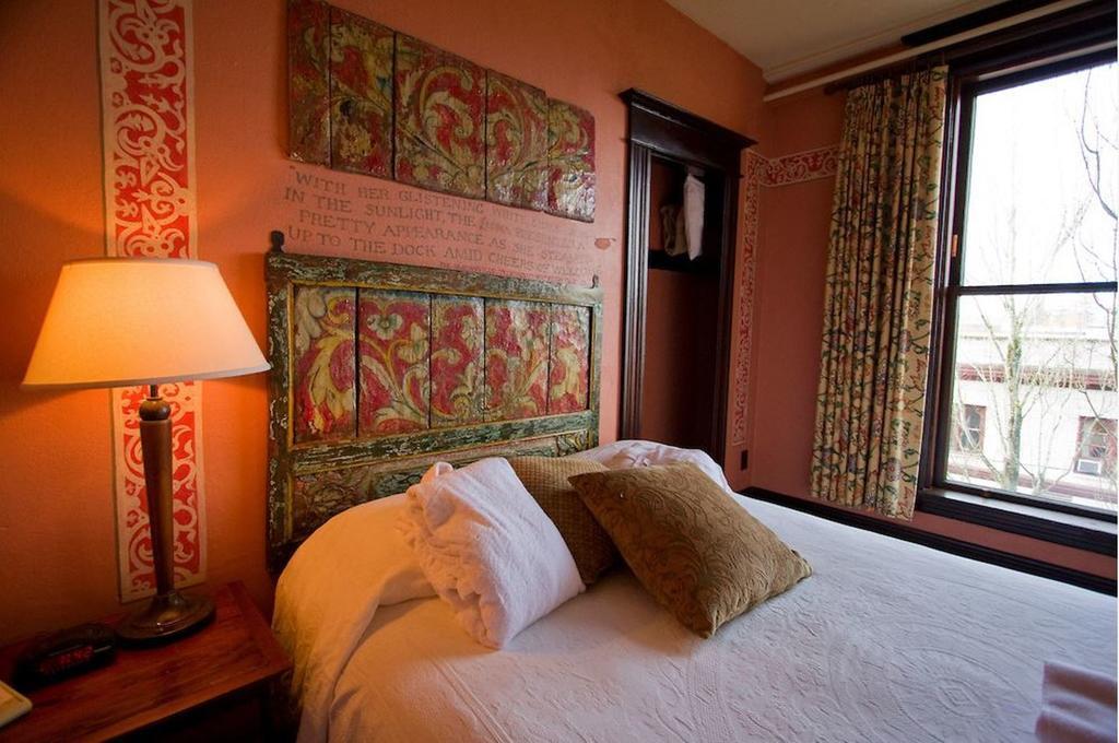 Mcmenamins Hotel Oregon McMinnville Room photo