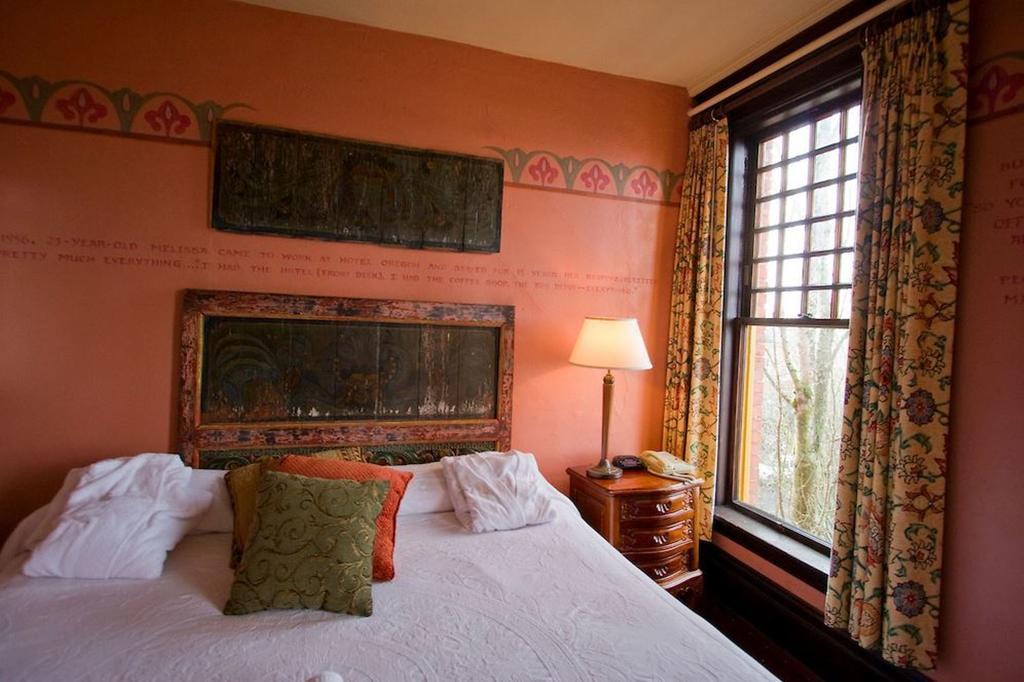 Mcmenamins Hotel Oregon McMinnville Room photo