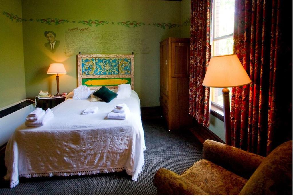 Mcmenamins Hotel Oregon McMinnville Room photo